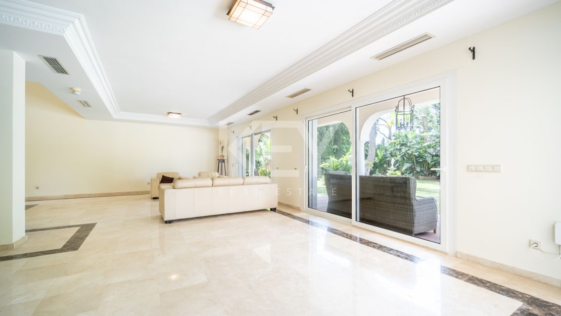 Oportunidad de renovación a pocos pasos de la playa en Paraíso Barronal, Estepona Este