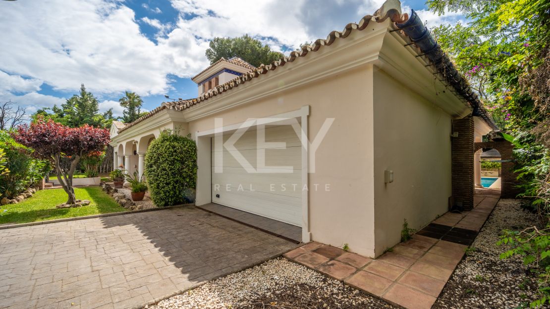 Oportunidad de renovación a pocos pasos de la playa en Paraíso Barronal, Estepona Este