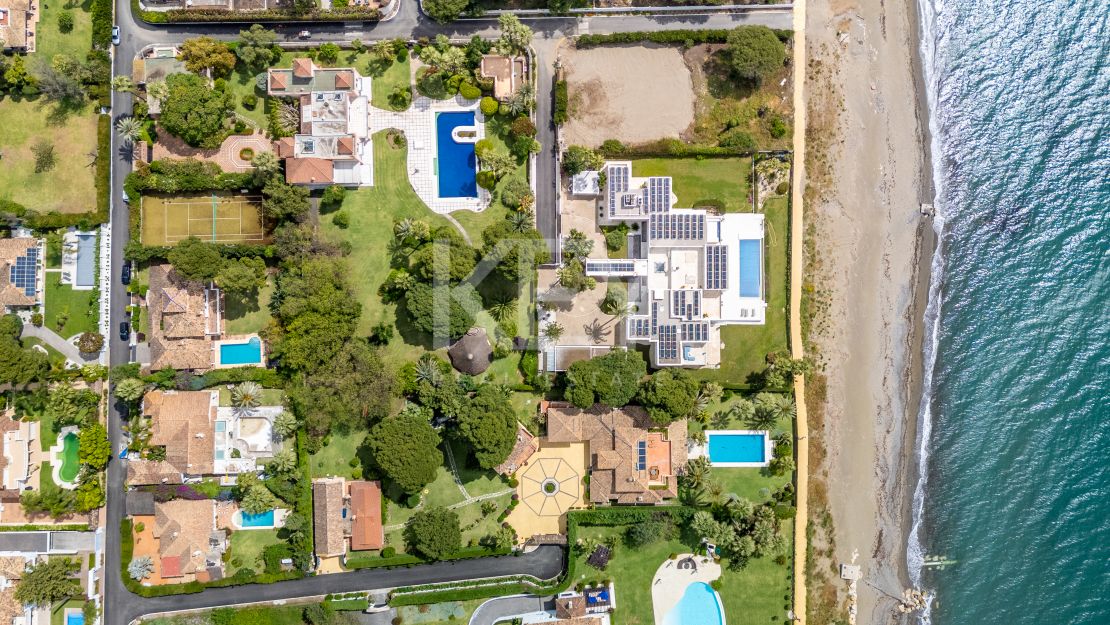 Oportunidad de renovación a pocos pasos de la playa en Paraíso Barronal, Estepona Este