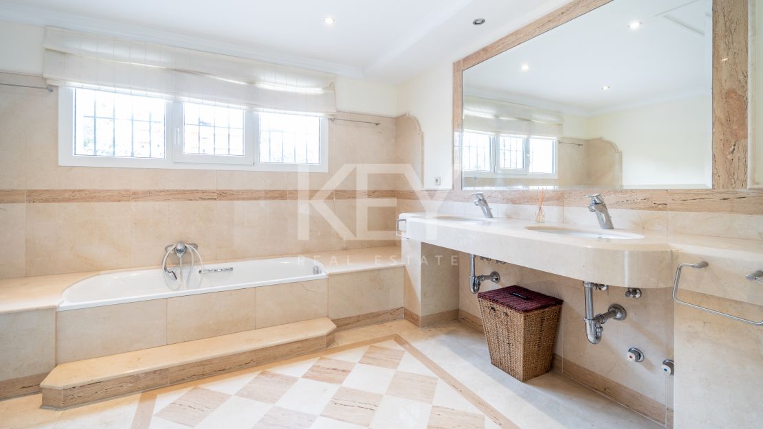 Oportunidad de renovación a pocos pasos de la playa en Paraíso Barronal, Estepona Este