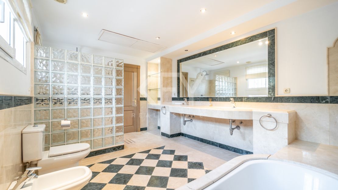 Oportunidad de renovación a pocos pasos de la playa en Paraíso Barronal, Estepona Este