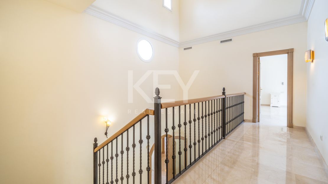 Oportunidad de renovación a pocos pasos de la playa en Paraíso Barronal, Estepona Este