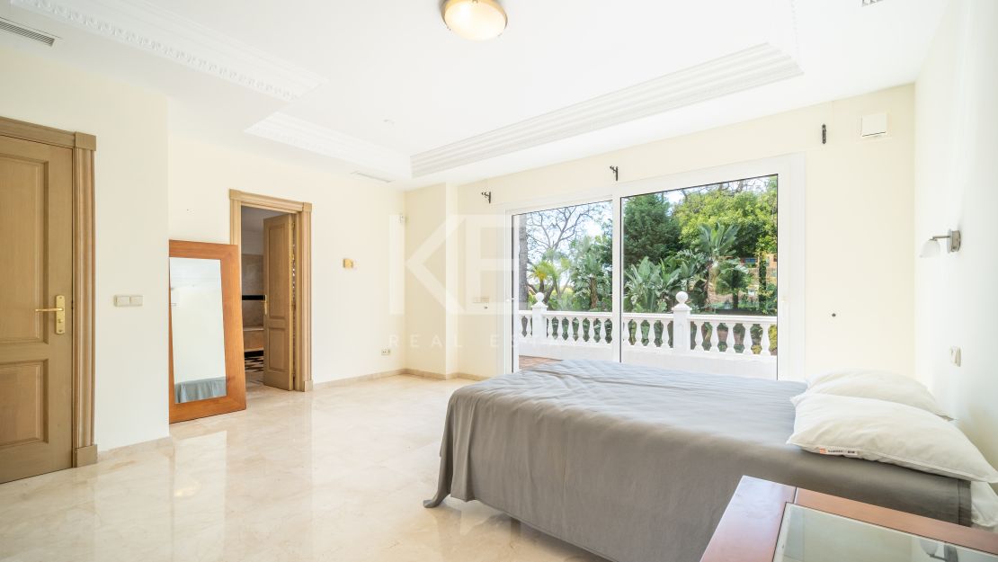 Oportunidad de renovación a pocos pasos de la playa en Paraíso Barronal, Estepona Este