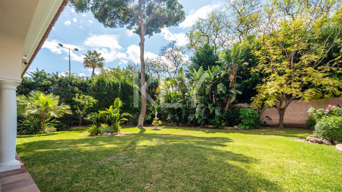 Oportunidad de renovación a pocos pasos de la playa en Paraíso Barronal, Estepona Este