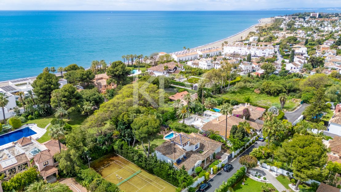 Oportunidad de renovación a pocos pasos de la playa en Paraíso Barronal, Estepona Este