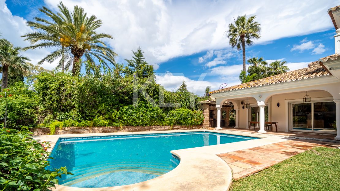 Oportunidad de renovación a pocos pasos de la playa en Paraíso Barronal, Estepona Este