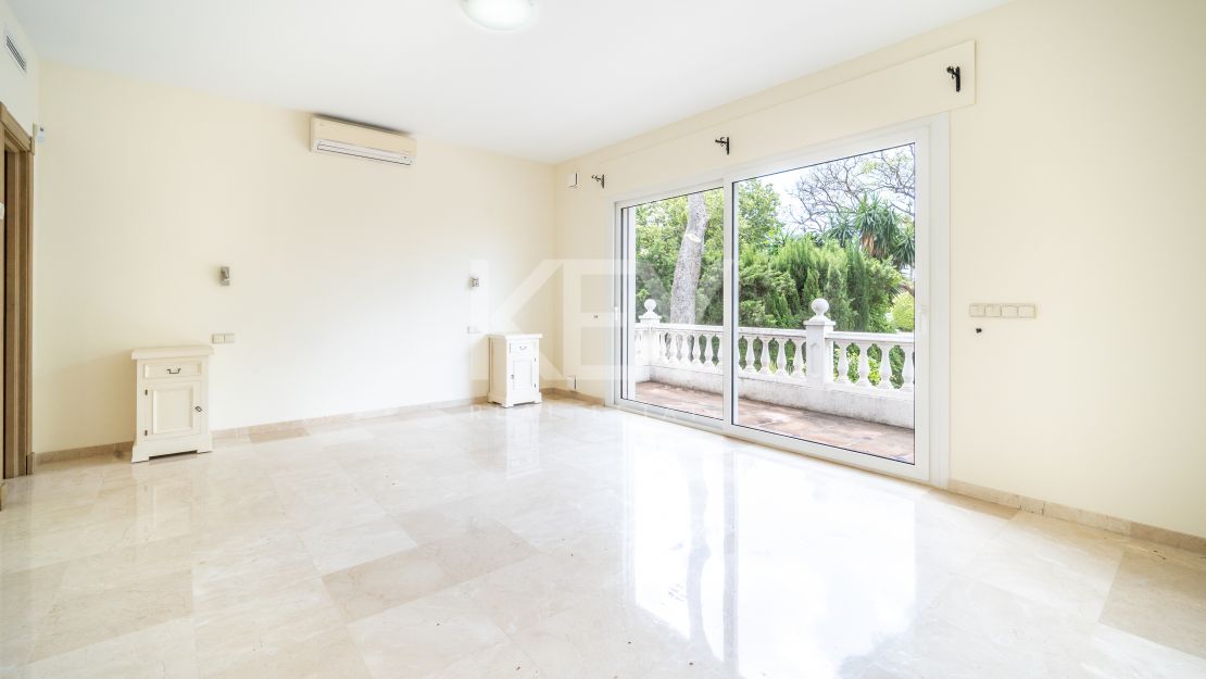 Oportunidad de renovación a pocos pasos de la playa en Paraíso Barronal, Estepona Este