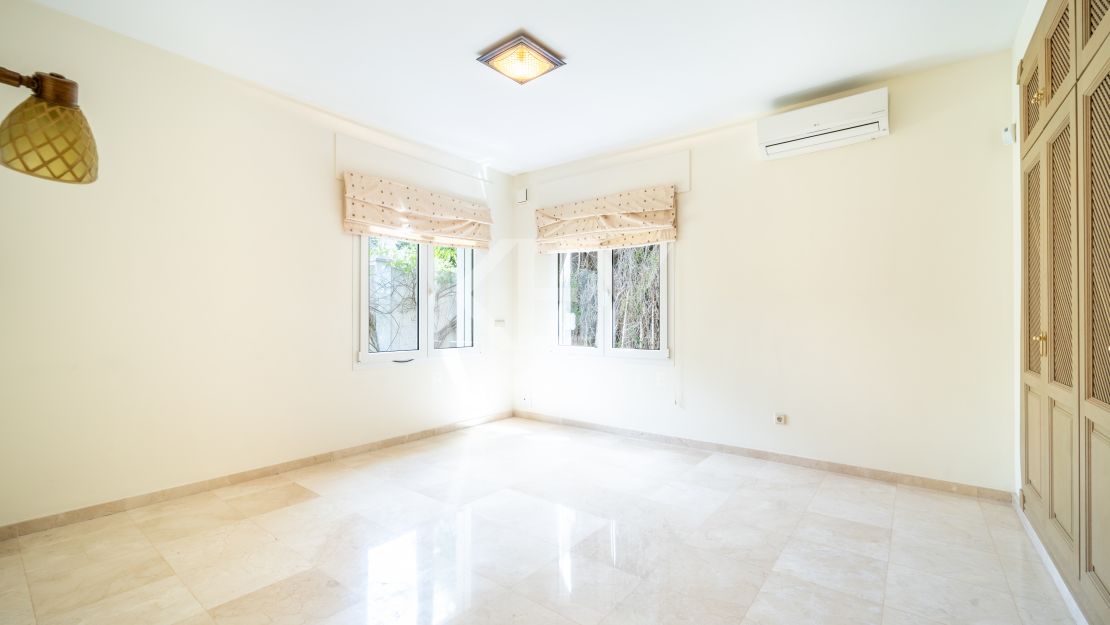 Oportunidad de renovación a pocos pasos de la playa en Paraíso Barronal, Estepona Este