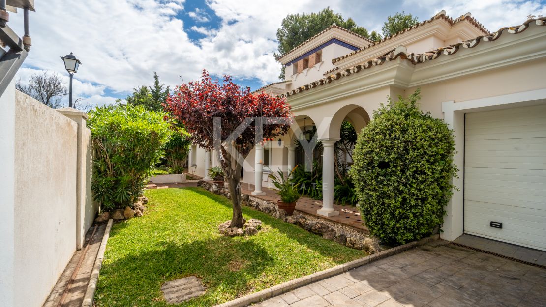 Oportunidad de renovación a pocos pasos de la playa en Paraíso Barronal, Estepona Este