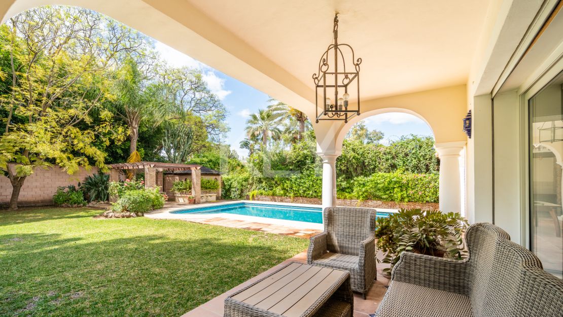 Oportunidad de renovación a pocos pasos de la playa en Paraíso Barronal, Estepona Este