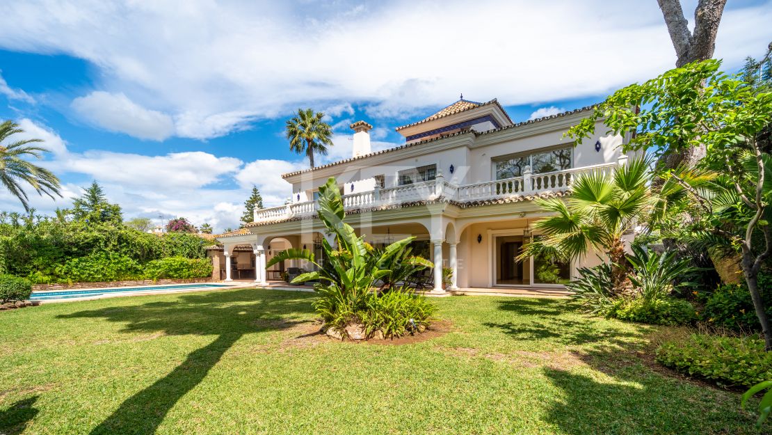 Oportunidad de renovación a pocos pasos de la playa en Paraíso Barronal, Estepona Este