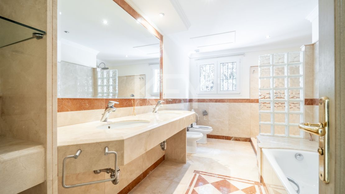 Oportunidad de renovación a pocos pasos de la playa en Paraíso Barronal, Estepona Este