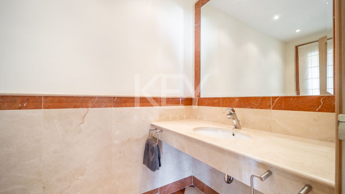 Oportunidad de renovación a pocos pasos de la playa en Paraíso Barronal, Estepona Este