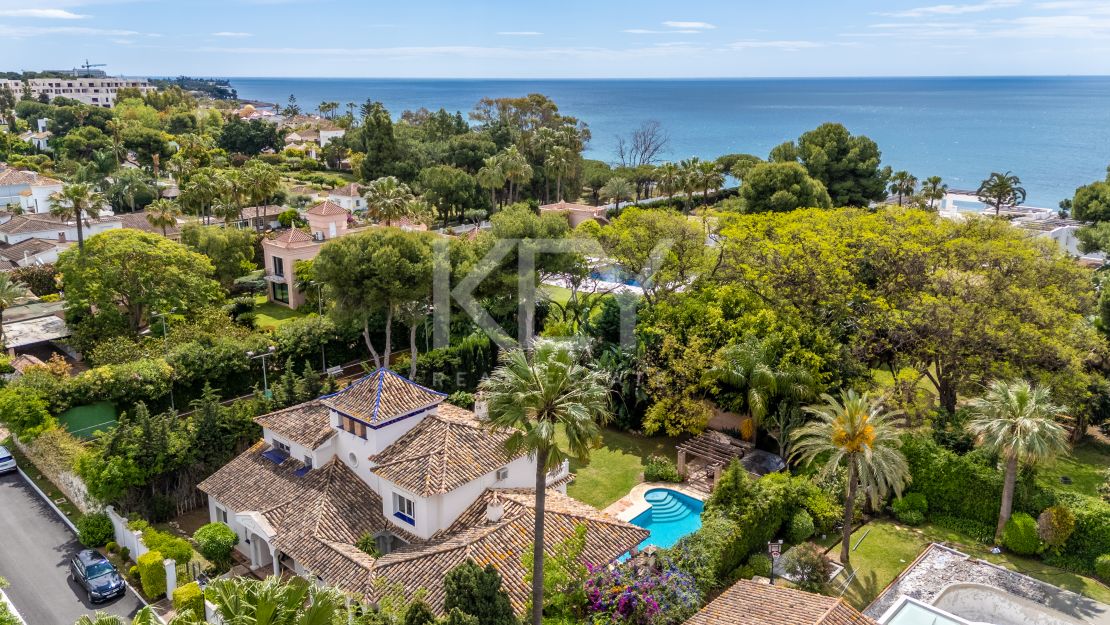 Oportunidad de renovación a pocos pasos de la playa en Paraíso Barronal, Estepona Este
