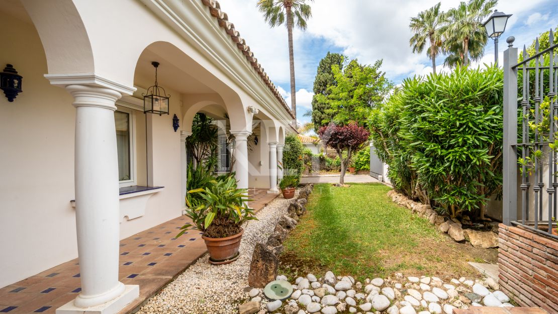 Oportunidad de renovación a pocos pasos de la playa en Paraíso Barronal, Estepona Este