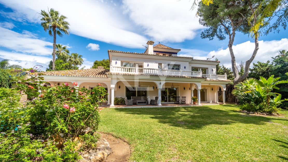 Oportunidad de renovación a pocos pasos de la playa en Paraíso Barronal, Estepona Este