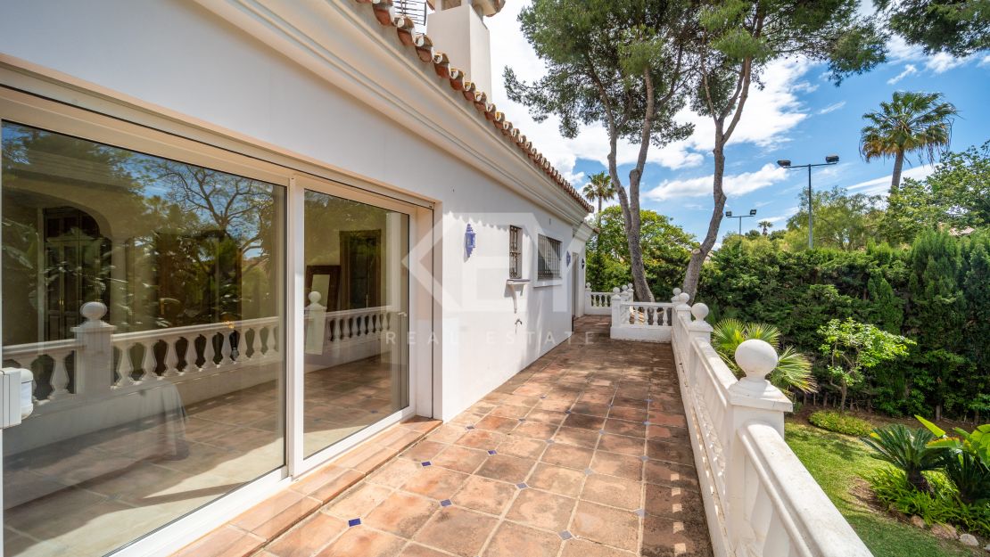 Oportunidad de renovación a pocos pasos de la playa en Paraíso Barronal, Estepona Este