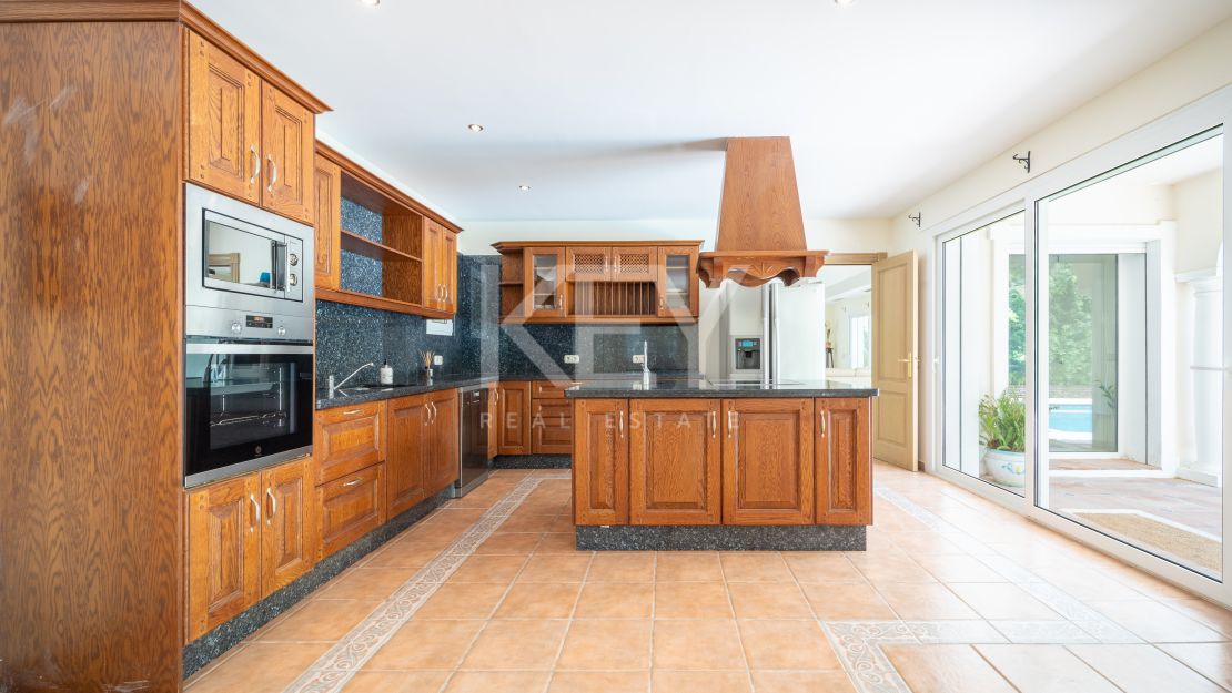 Oportunidad de renovación a pocos pasos de la playa en Paraíso Barronal, Estepona Este