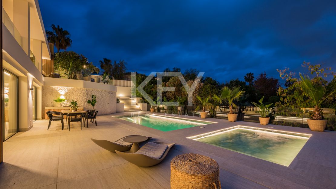 Villa de elegancia andaluza moderna con retiro privado de bienestar en El Rosario, Marbella Este