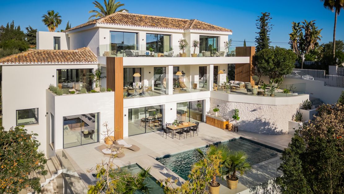 Villa de elegancia andaluza moderna con retiro privado de bienestar en El Rosario, Marbella Este