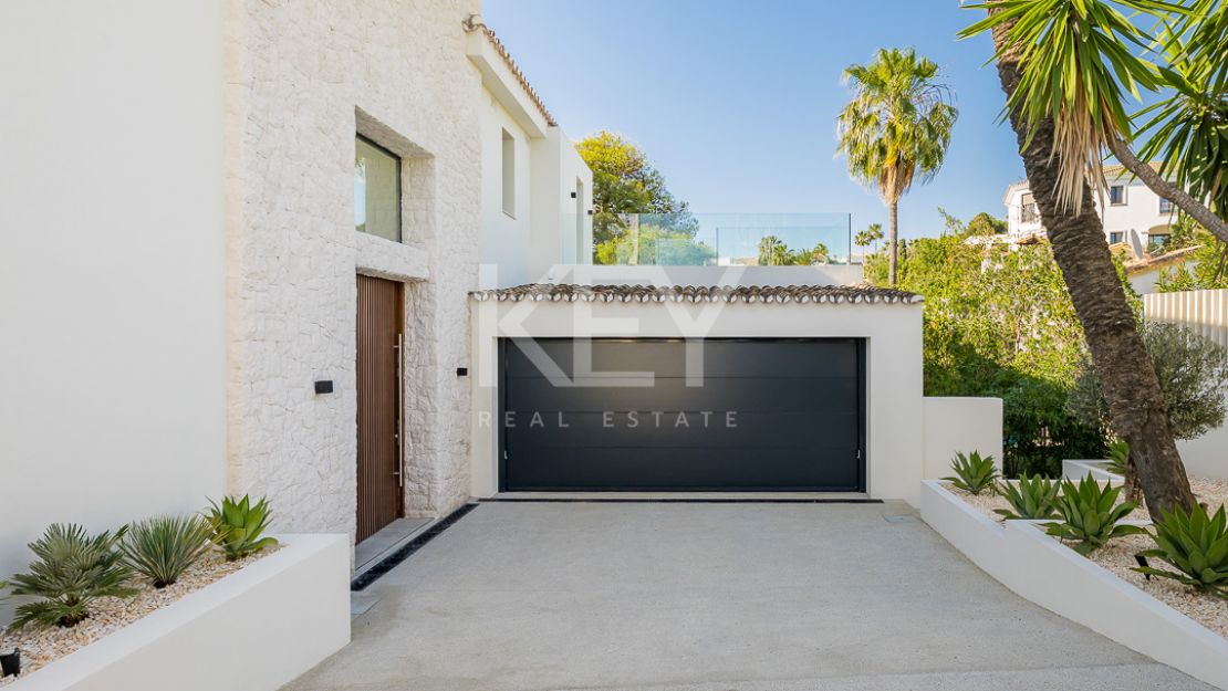 Villa de elegancia andaluza moderna con retiro privado de bienestar en El Rosario, Marbella Este