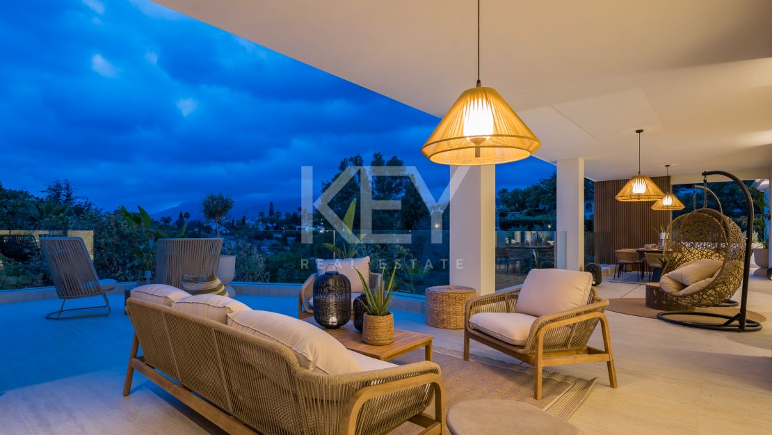 Villa de elegancia andaluza moderna con retiro privado de bienestar en El Rosario, Marbella Este