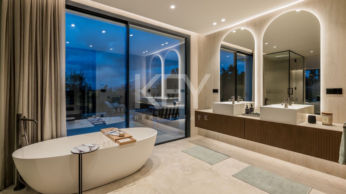 Villa de elegancia andaluza moderna con retiro privado de bienestar en El Rosario, Marbella Este