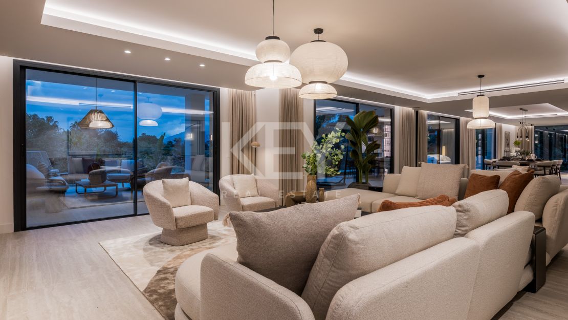 Villa de elegancia andaluza moderna con retiro privado de bienestar en El Rosario, Marbella Este