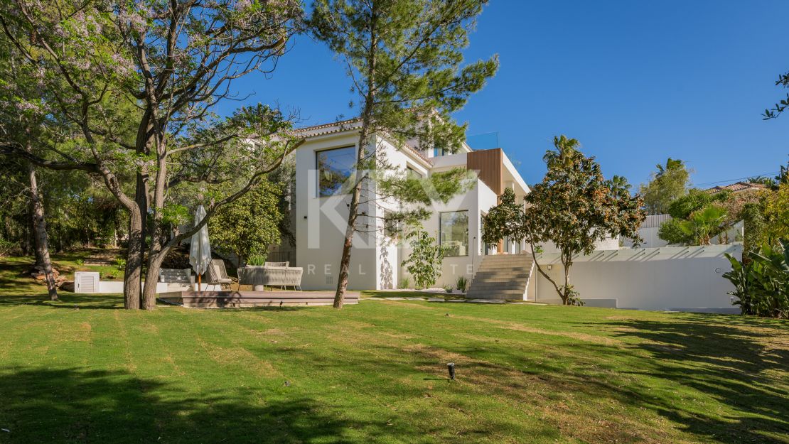 Villa de elegancia andaluza moderna con retiro privado de bienestar en El Rosario, Marbella Este