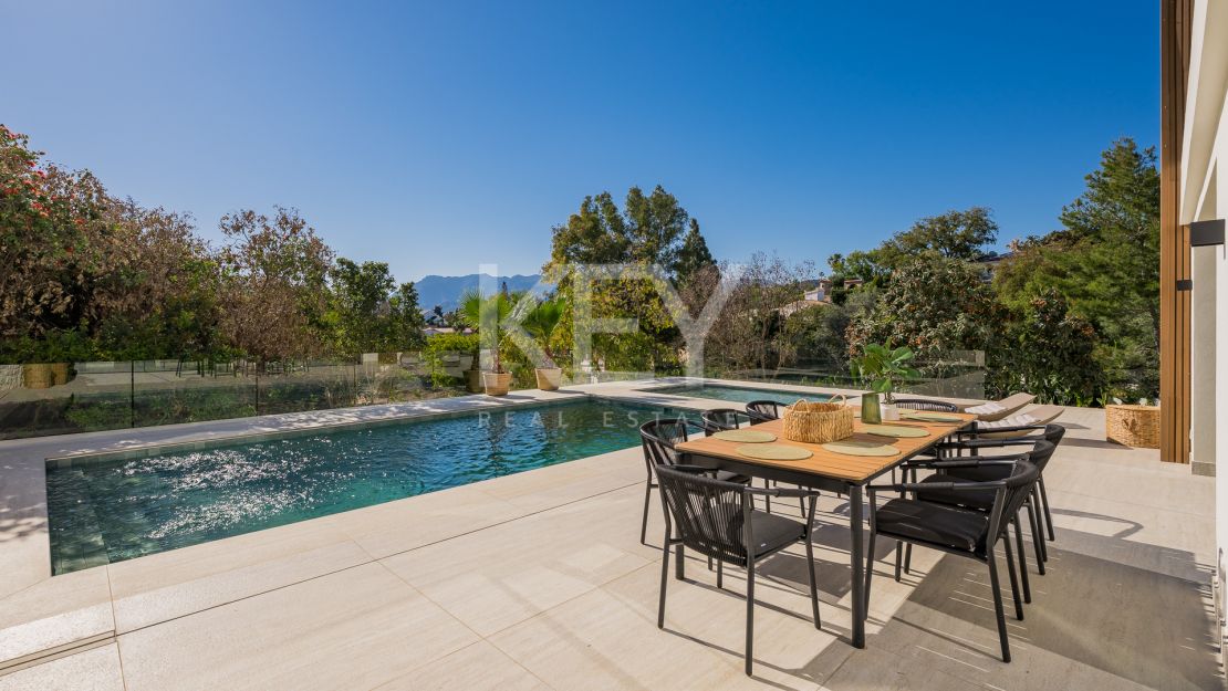 Villa de elegancia andaluza moderna con retiro privado de bienestar en El Rosario, Marbella Este