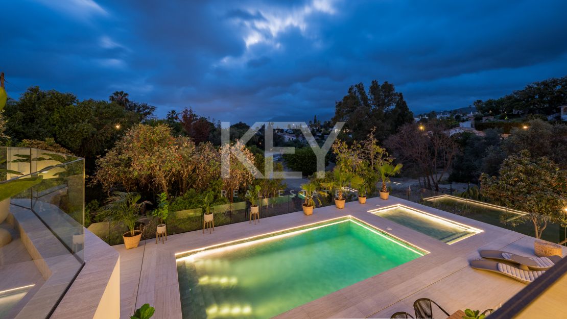 Villa de elegancia andaluza moderna con retiro privado de bienestar en El Rosario, Marbella Este