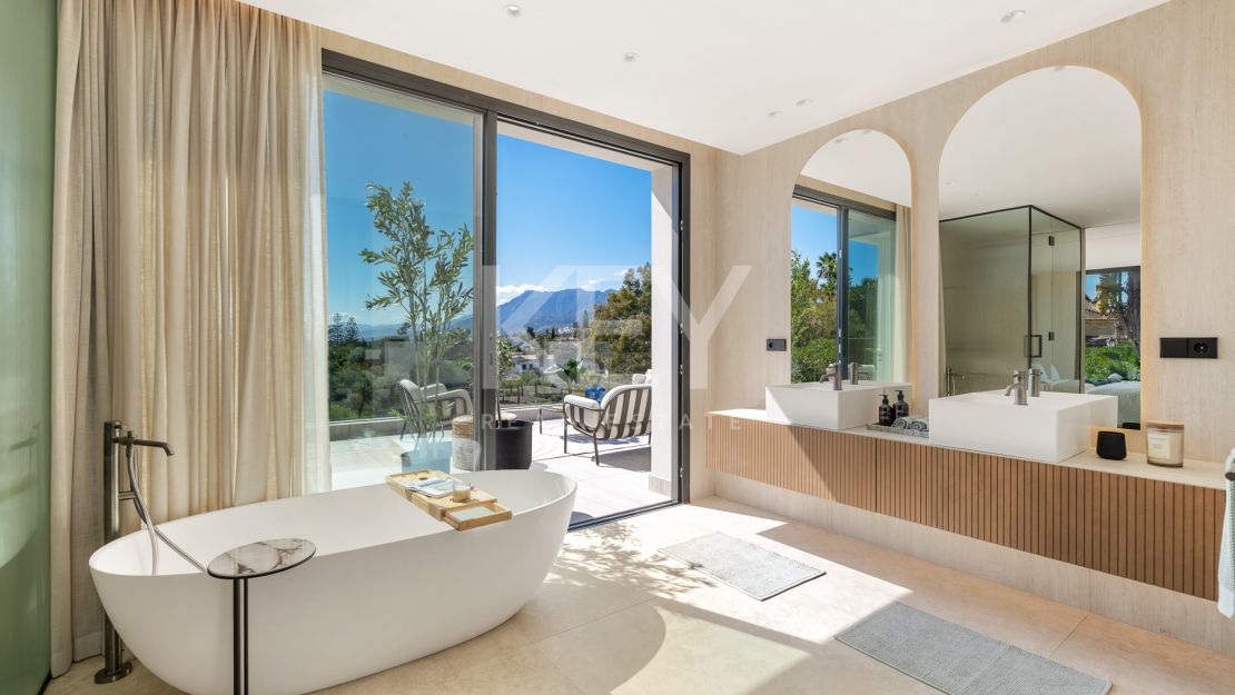 Villa de elegancia andaluza moderna con retiro privado de bienestar en El Rosario, Marbella Este