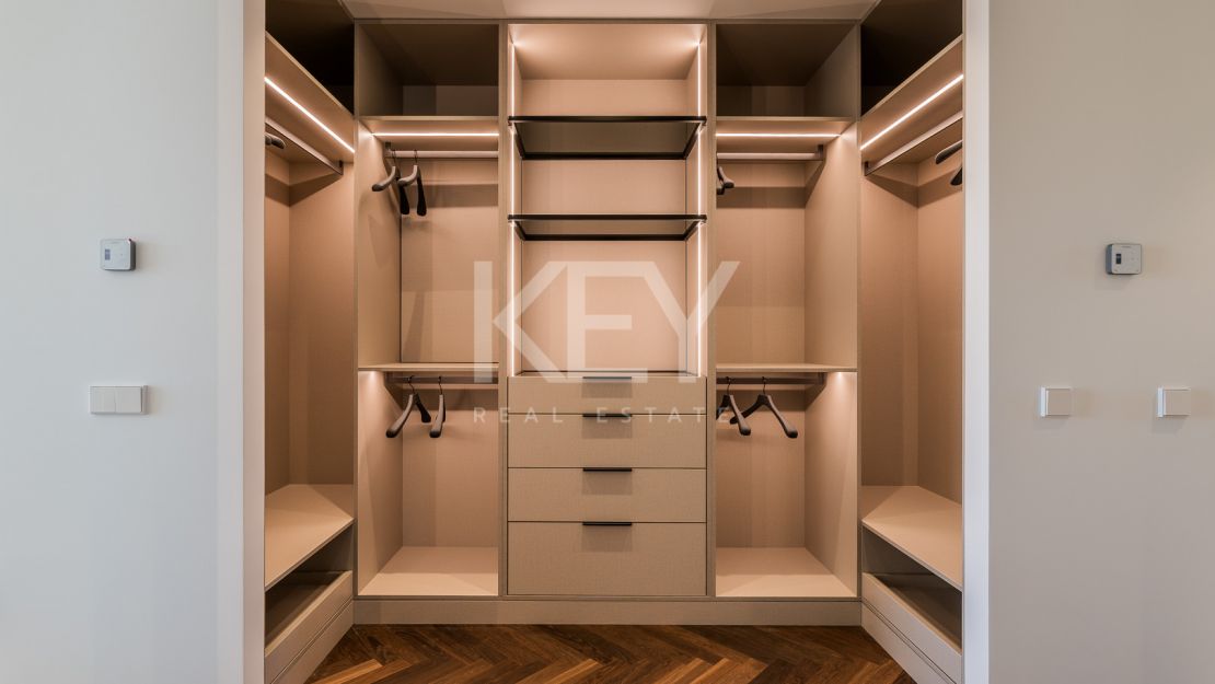 Villa de elegancia andaluza moderna con retiro privado de bienestar en El Rosario, Marbella Este