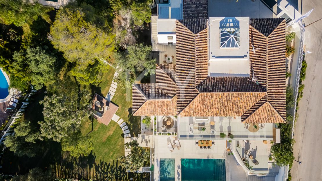 Villa de elegancia andaluza moderna con retiro privado de bienestar en El Rosario, Marbella Este