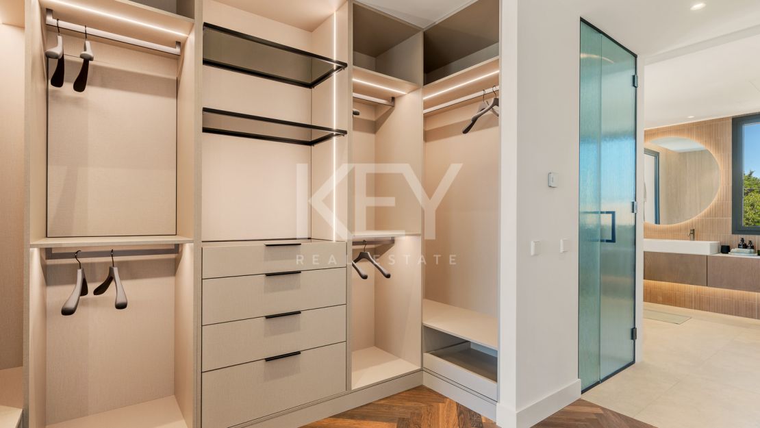 Villa de elegancia andaluza moderna con retiro privado de bienestar en El Rosario, Marbella Este