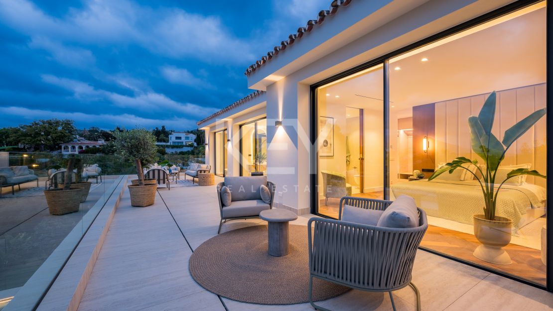 Villa de elegancia andaluza moderna con retiro privado de bienestar en El Rosario, Marbella Este