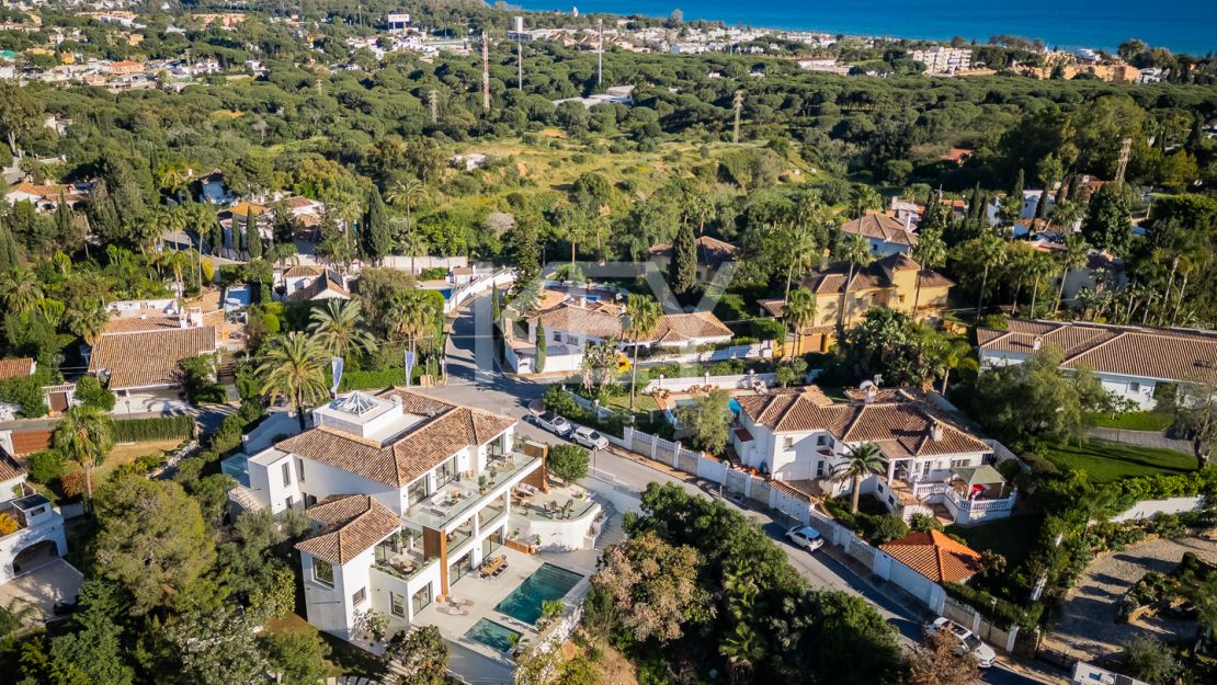 Villa de elegancia andaluza moderna con retiro privado de bienestar en El Rosario, Marbella Este