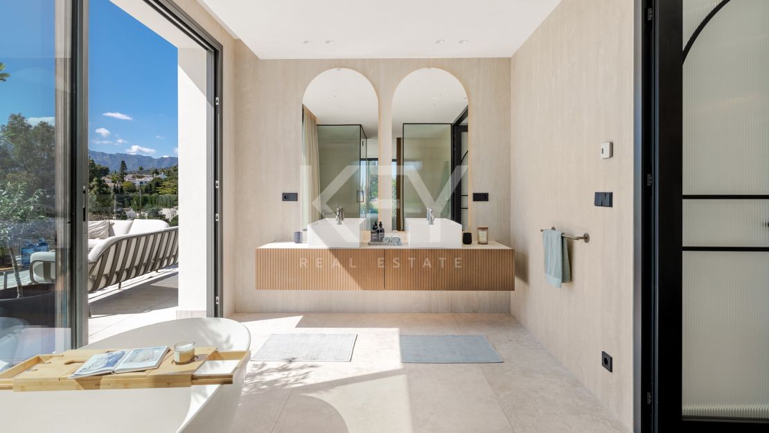 Villa de elegancia andaluza moderna con retiro privado de bienestar en El Rosario, Marbella Este
