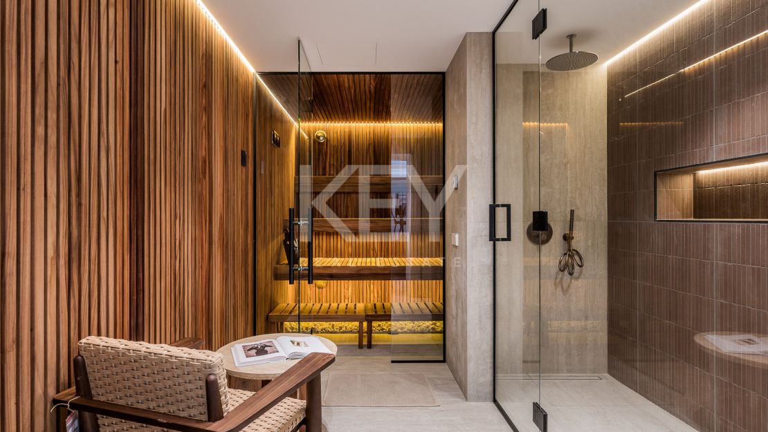 Villa de elegancia andaluza moderna con retiro privado de bienestar en El Rosario, Marbella Este