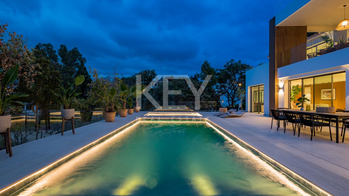 Villa de elegancia andaluza moderna con retiro privado de bienestar en El Rosario, Marbella Este