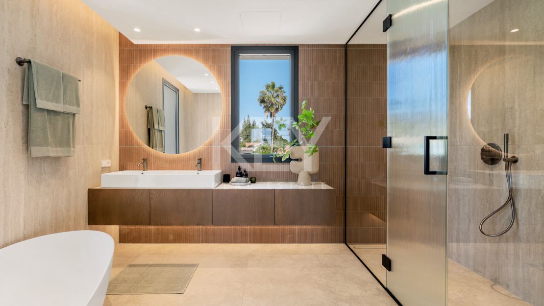 Villa de elegancia andaluza moderna con retiro privado de bienestar en El Rosario, Marbella Este