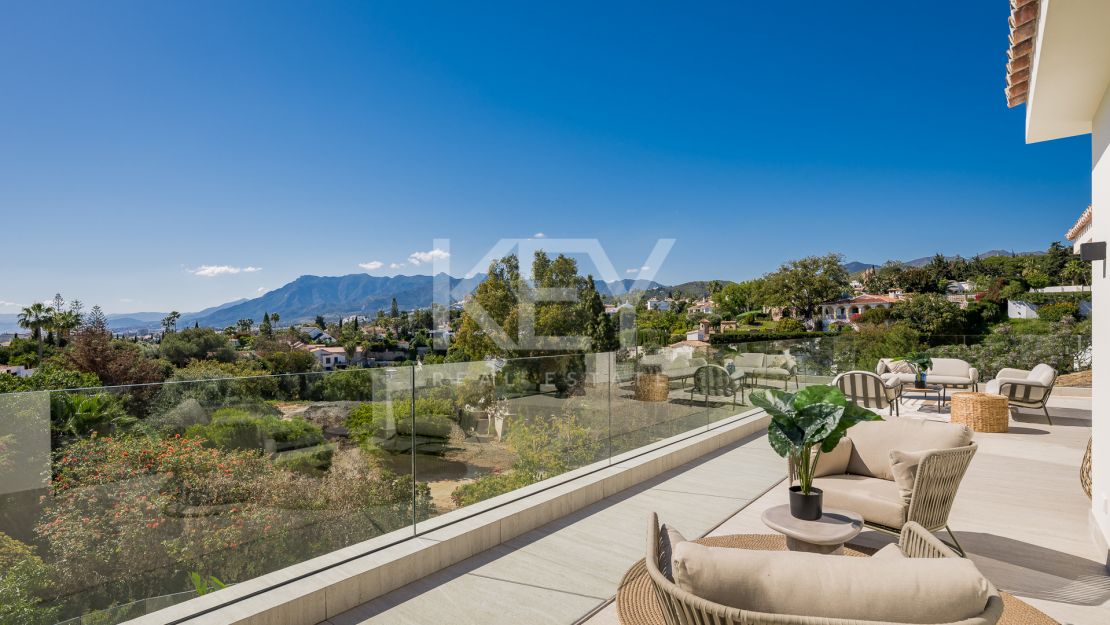 Villa de elegancia andaluza moderna con retiro privado de bienestar en El Rosario, Marbella Este