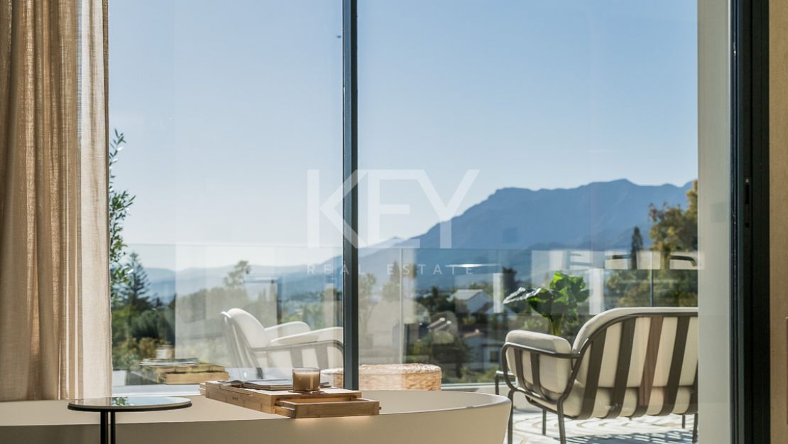 Villa de elegancia andaluza moderna con retiro privado de bienestar en El Rosario, Marbella Este