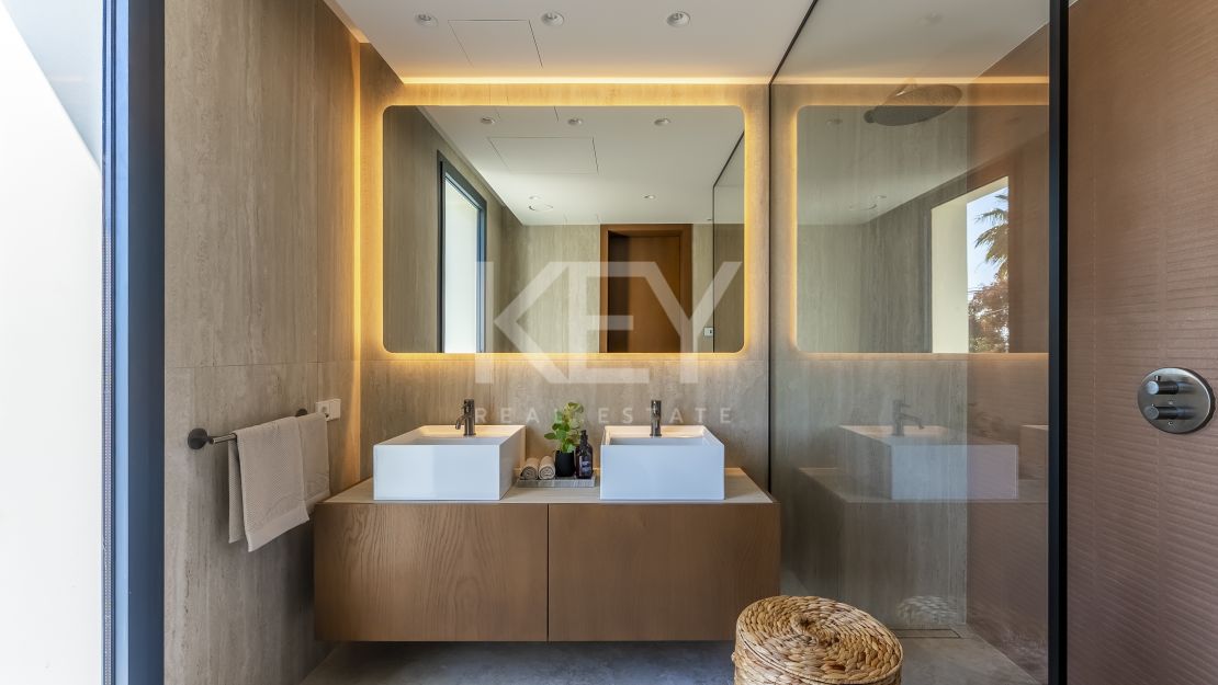 Villa de elegancia andaluza moderna con retiro privado de bienestar en El Rosario, Marbella Este