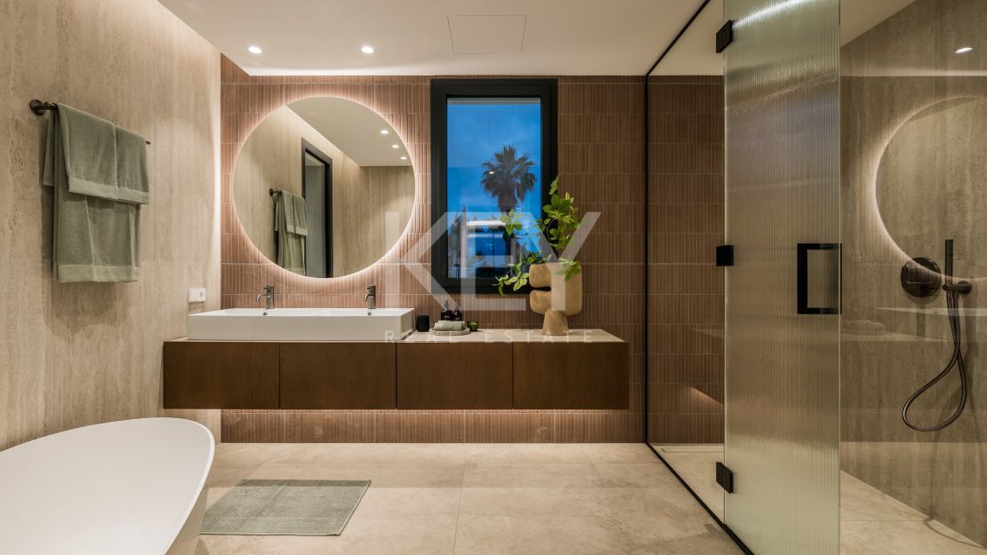 Villa de elegancia andaluza moderna con retiro privado de bienestar en El Rosario, Marbella Este