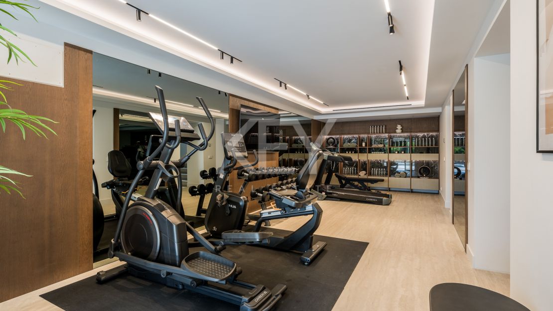 Villa de elegancia andaluza moderna con retiro privado de bienestar en El Rosario, Marbella Este