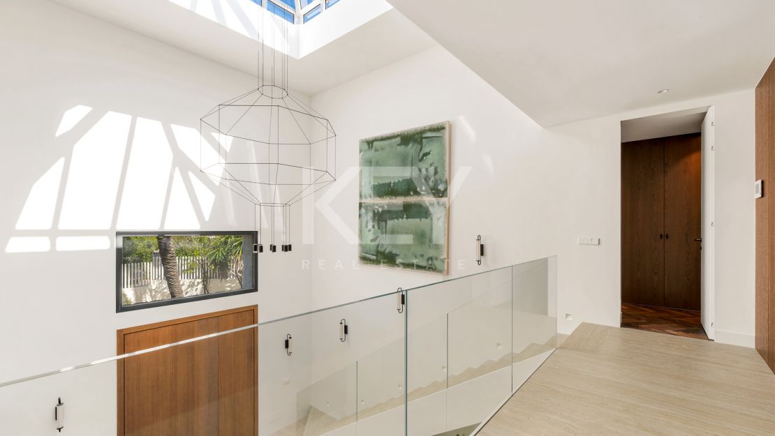 Villa de elegancia andaluza moderna con retiro privado de bienestar en El Rosario, Marbella Este