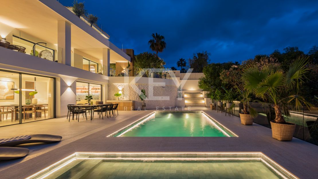 Villa de elegancia andaluza moderna con retiro privado de bienestar en El Rosario, Marbella Este