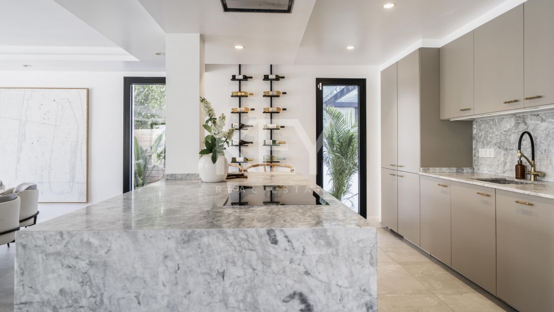 Villa contemporánea en comunidad cerrada de Parcelas de Golf en Nueva Andalucía, Marbella