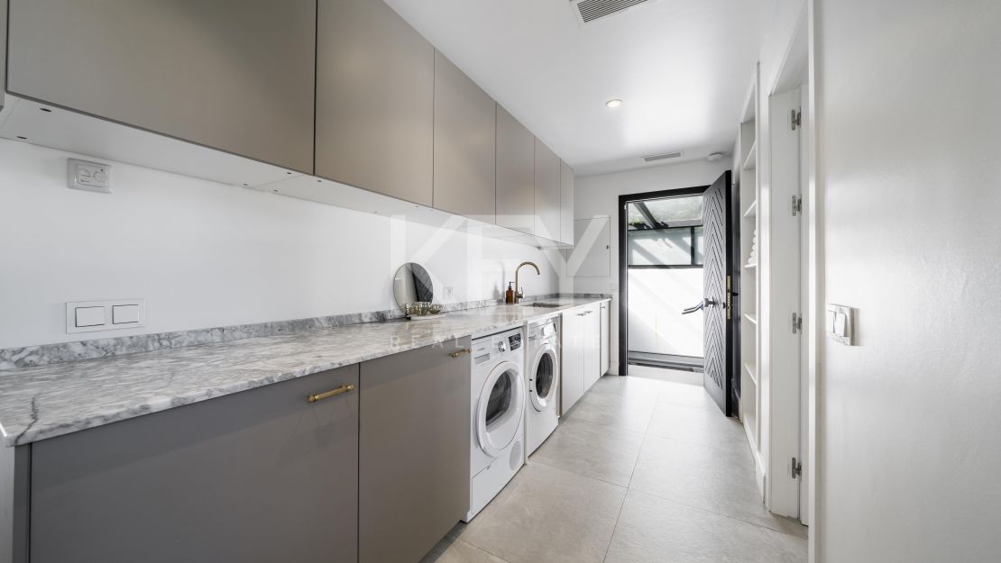 Villa contemporánea en comunidad cerrada de Parcelas de Golf en Nueva Andalucía, Marbella